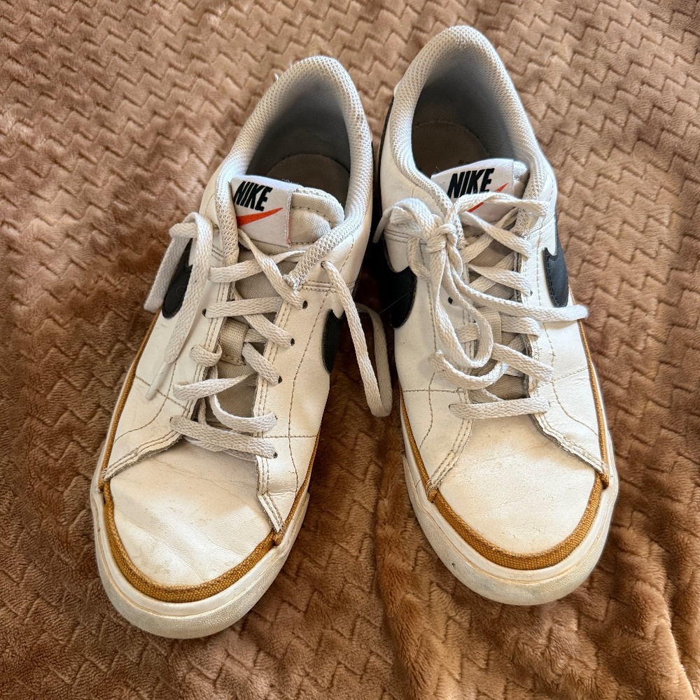 Nike Tennis Shoes